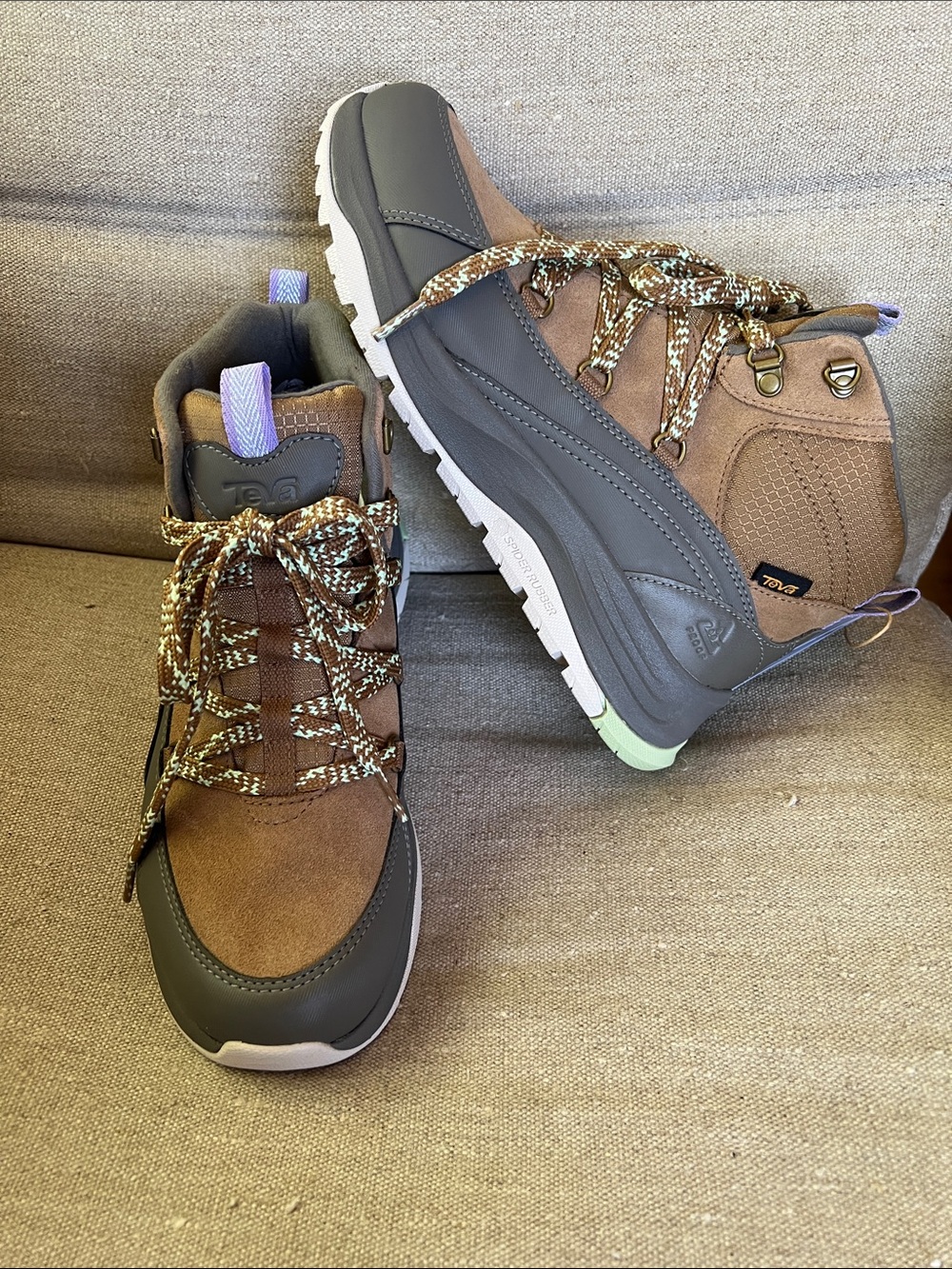 Teva Auroris Size 8.5  Hiking Boots  NWT